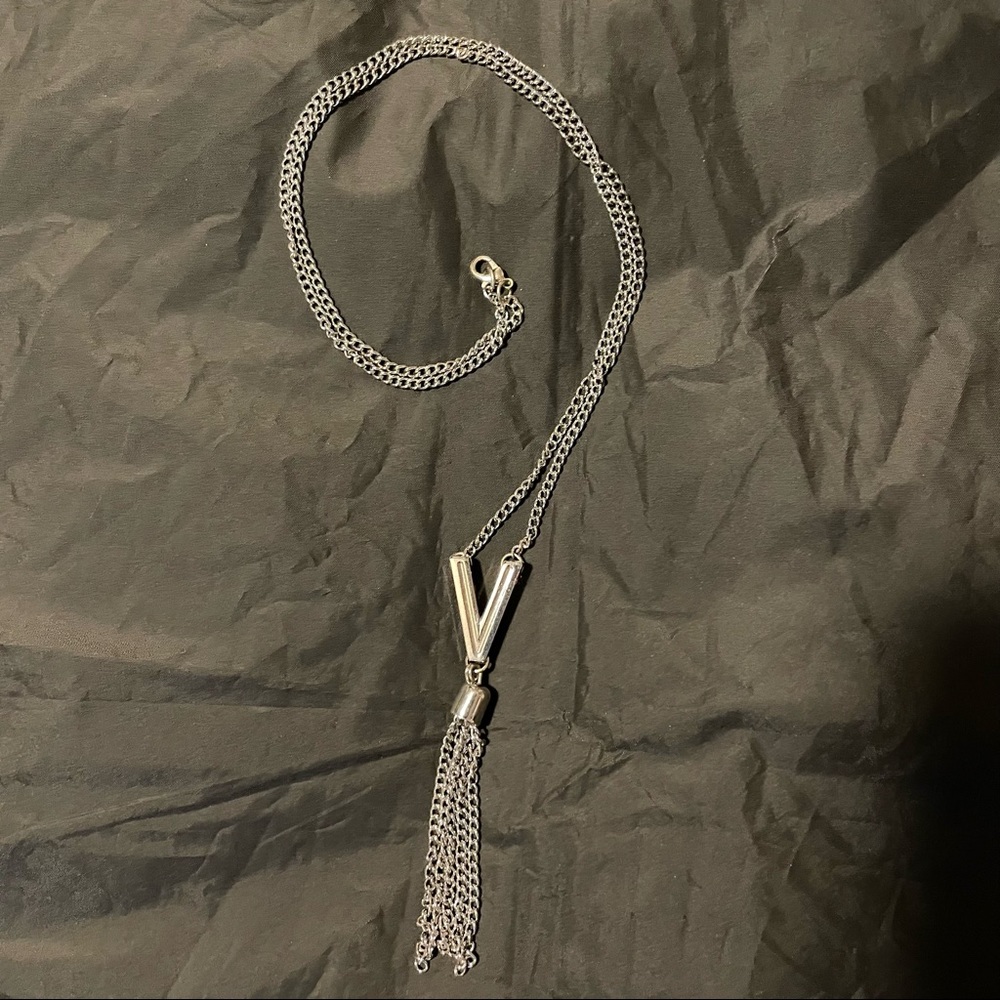🌸 Bundle 2 for $10 🌸 Silver accent necklace with clasp
